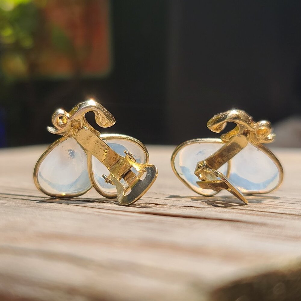 Vintage Crown Trifari Clip-On Earrings Gold Tone Iridescent Opaline Glass Petals - Picture 7 of 8